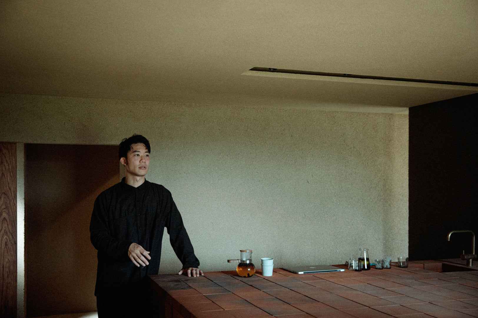 香りに宿る素性、感覚の根へと降りていく